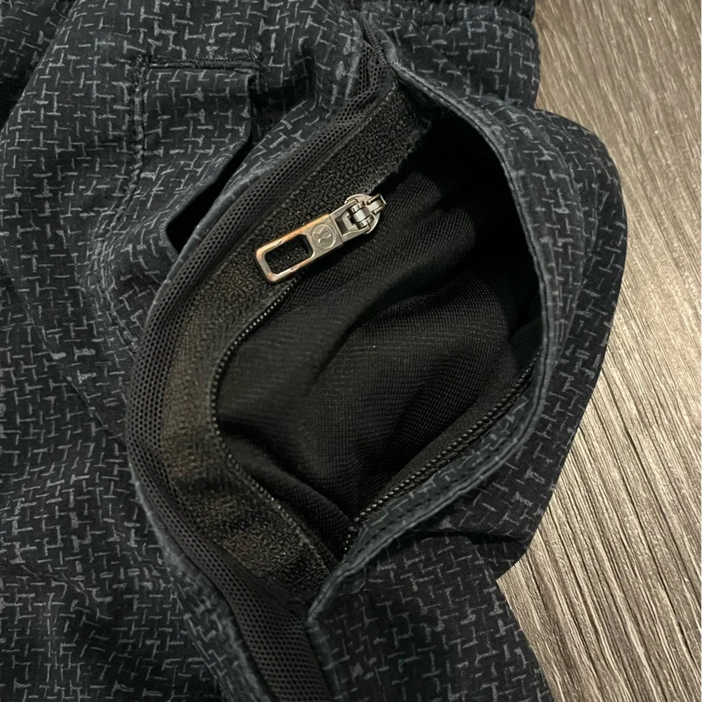 Lululemon Men’s Lined Shorts - Picture 2 of 7